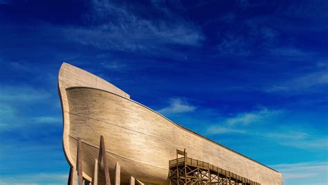 Ark museum - De Ark neemt je mee op een reis langs de verhalen van Adam & Eva, Kaïn & Abel, Noach, Abraham, Mozes en Samson tot aan het Nieuwe Testament. . De Boom des Levens, die door de hele Ark groeit, verbindt de verhalen en laat het geheim zien van het Nieuwe Testament. Alleen al om de Ark te bouwen zijn 1200 FSC bomen …